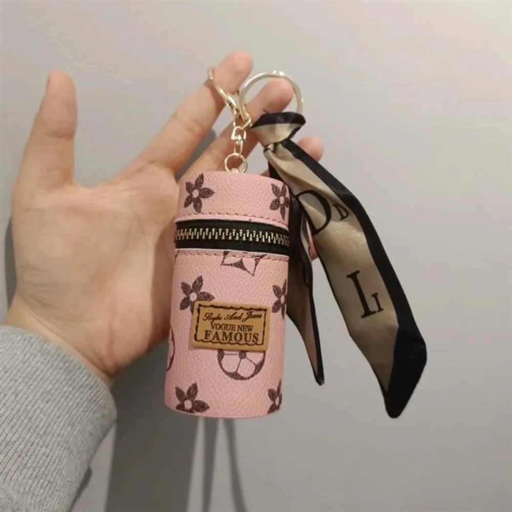 Розовый цилиндрический мини-че – обзор и цена Monogram Keychain Leather